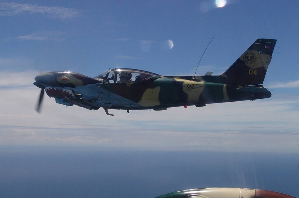 Pesawat latih SIAI-Marchetti SF-260 milik Angkatan Udara Filipina saat mengudara