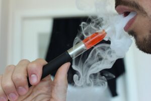 Uap dari perangkat vape elektrik sebagai ilustrasi temuan cartridge dalam razia tempat hiburan malam