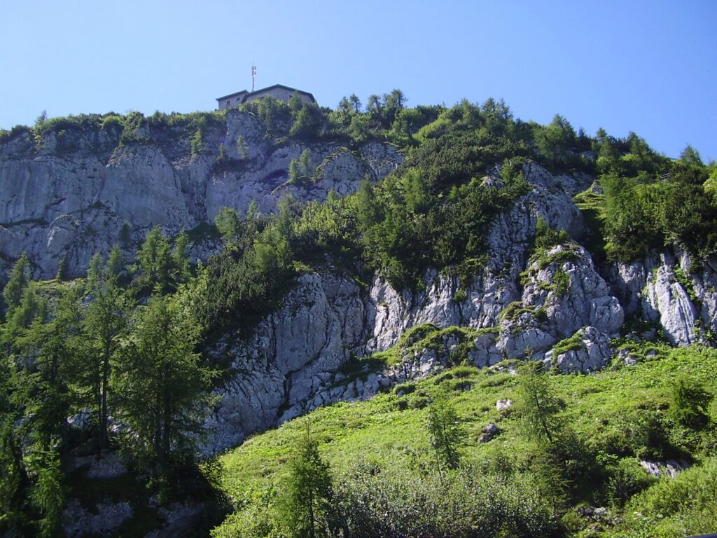 Bangunan Kehlsteinhaus di puncak pegunungan Bavaria dilihat dari bawah