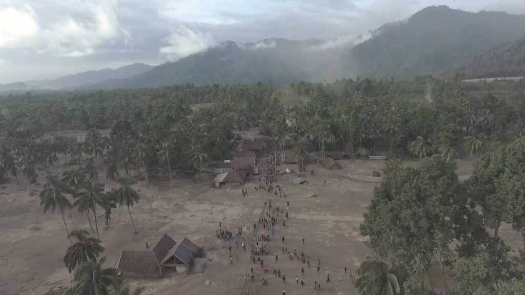 Ilustrasi rumah warga tertimbun abu vulkanik erupsi Gunung Semeru