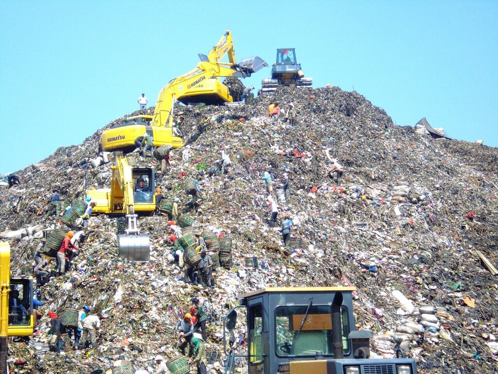 Ilustrasi: gunungan sampah dengan ekskavator di Bantar Gebang, Bekasi