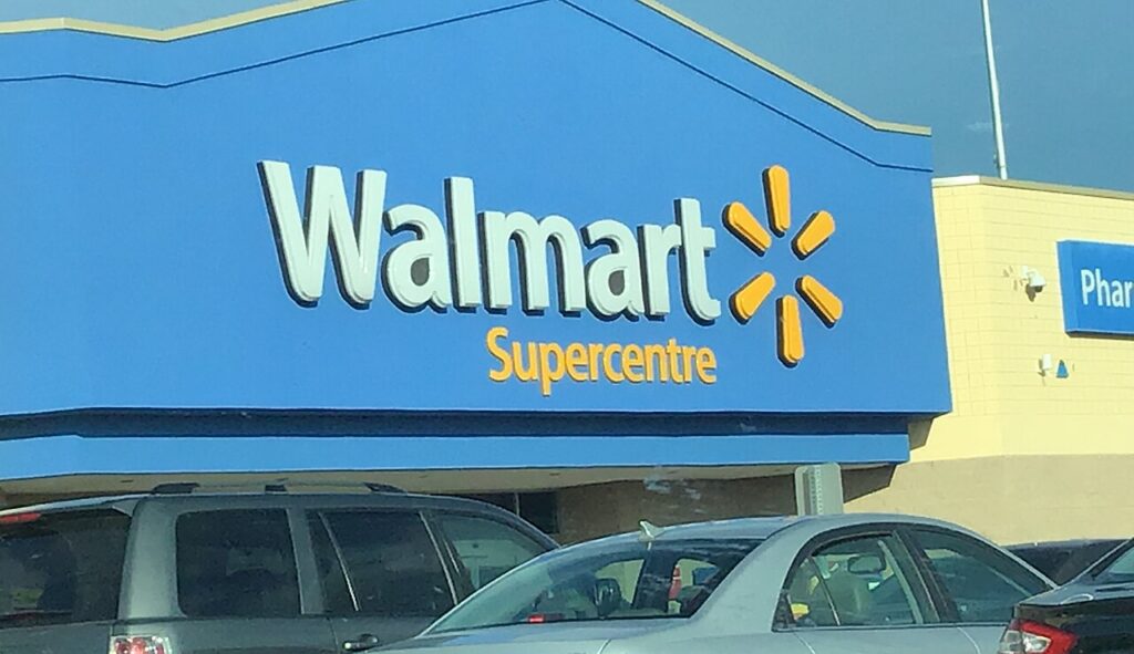 Fasad toko Walmart dengan papan nama besar dan area parkir di depan