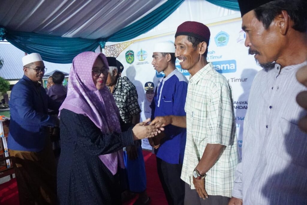 Warga dan pengurus Wahdah Islamiyah Luwu Timur dalam kegiatan buka puasa bersama di Malili, Luwu Timur