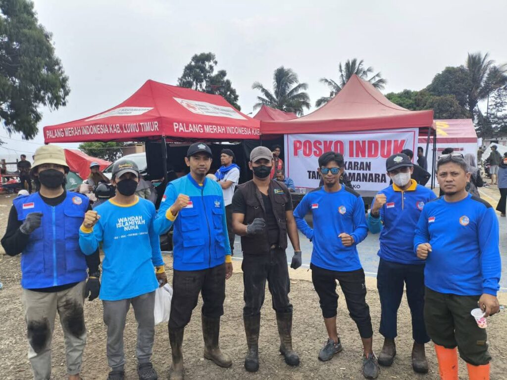 Relawan Wahdah Peduli Luwu Timur membantu warga korban kebakaran di Sorowako
