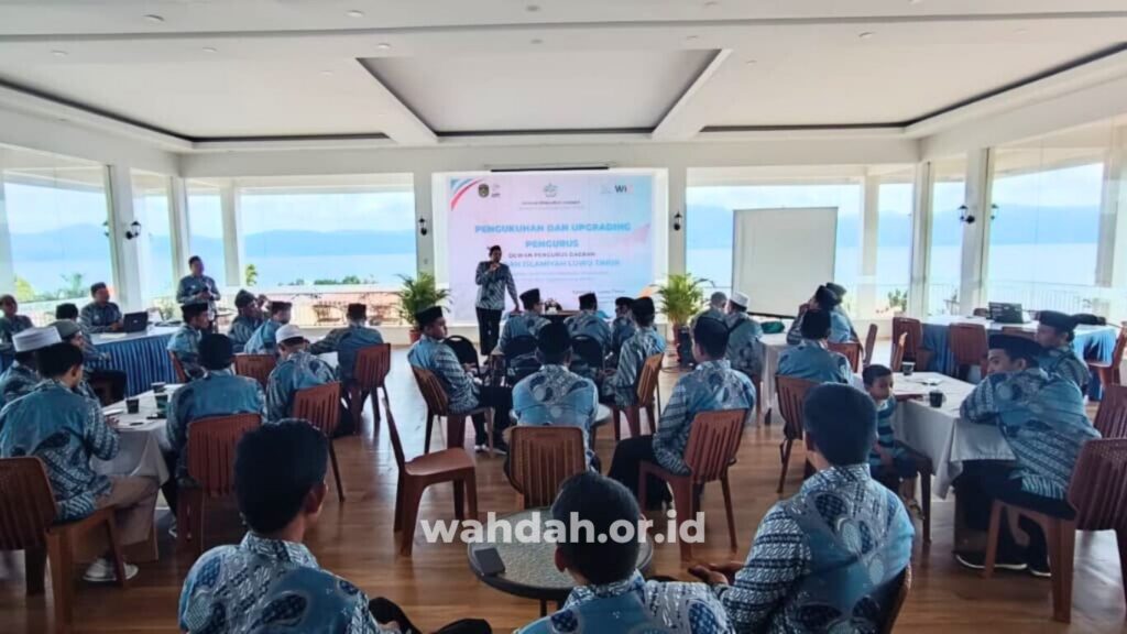 Pengurus Wahdah Islamiyah Luwu Timur saat pengukuhan di Sorowako, bagian dari penguatan ketahanan keluarga warga Luwu Timur
