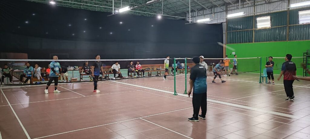 Kader Wahdah Lutim bertanding dalam Badminton Ikhwan DPC Towuti di Luwu Timur