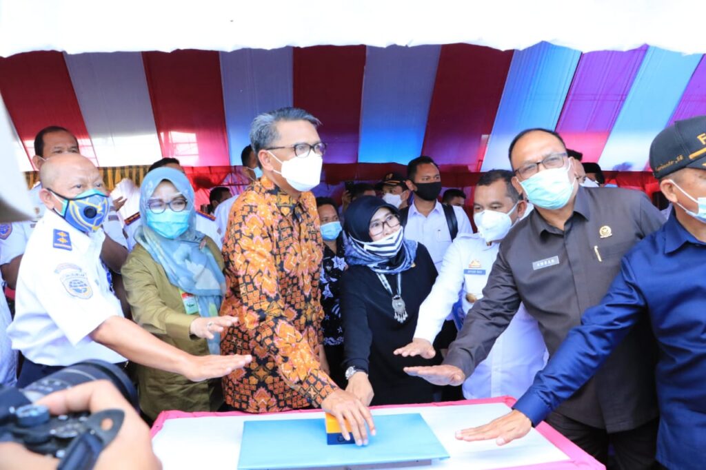 Peresmian kapal penyeberangan di Dermaga Timampu, kawasan wisata Luwu Timur di Towuti
