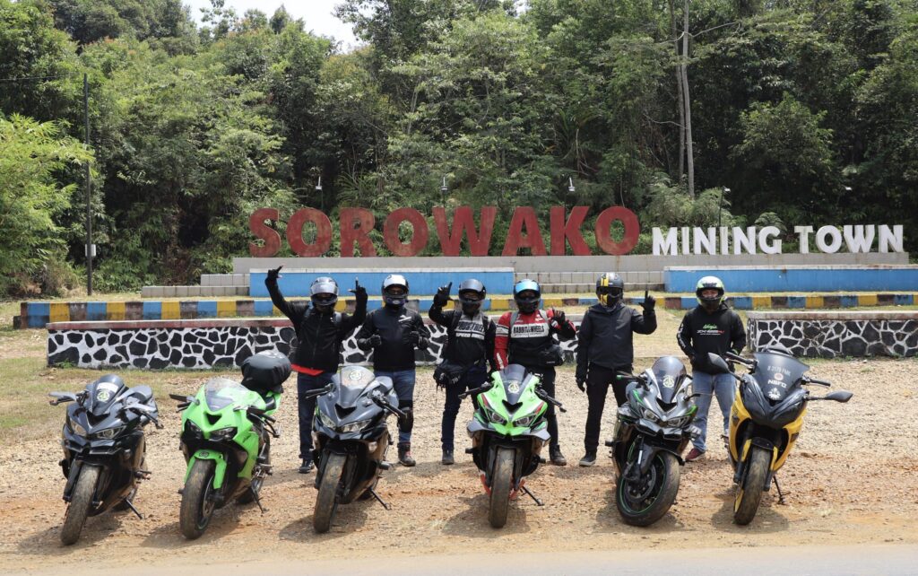 Kepala Disparmudora Luwu Timur mendampingi komunitas ZX25R+ Makassar mengeksplorasi Danau Matano di Sorowako, wisata luwu timur yang jadi ikon daerah