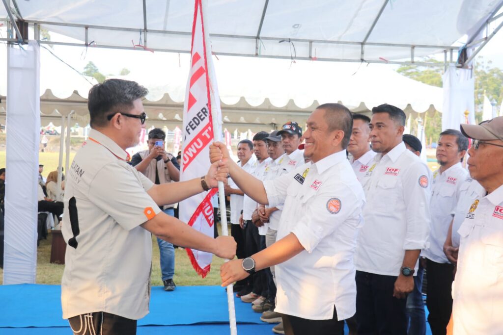 Pelantikan pengurus IOF Kabupaten Luwu Timur di Bundaran Batara Guru Malili, mendukung promosi wisata Luwu Timur