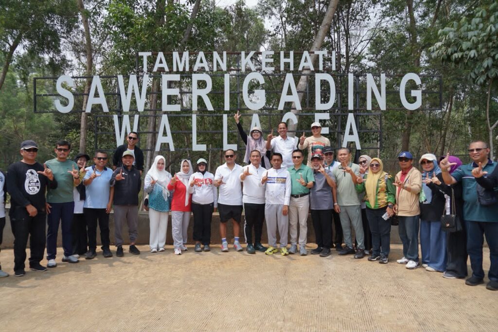 Rombongan kepala daerah menyusuri destinasi wisata Luwu Timur di Sorowako dan menanam pohon di kawasan konservasi