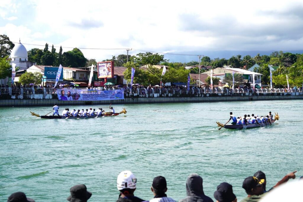 Warga memadati kawasan Anjungan Sungai Malili saat pembukaan lomba perahu naga Festival Sungai Malili 2026