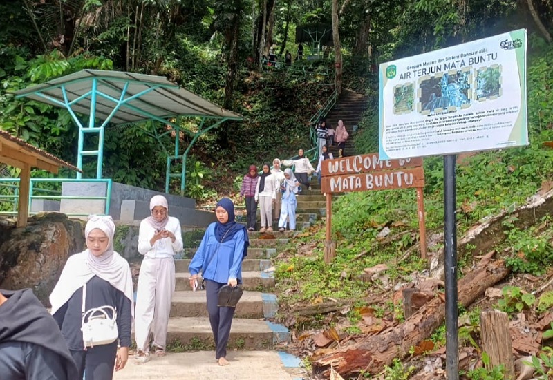 Pengunjung menikmati wisata luwu timur di Air Terjun Mata Buntu