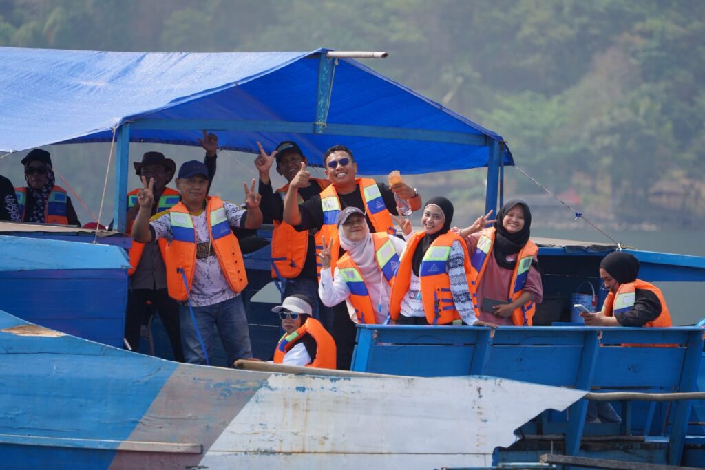 Rombongan kepala daerah menjelajahi perairan Danau Matano dalam rangkaian promosi wisata Luwu Timur