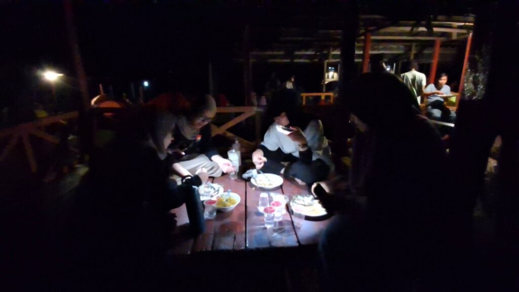 Kegiatan warga dan pengunjung di kawasan permandian alamiah Asuli, Towuti, salah satu destinasi wisata luwu timur