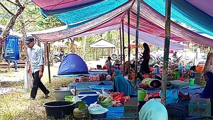 Kegiatan kemah ukhuwah Majelis Taklim di permandian alam Watu Maeta Mangkutana, wisata Luwu Timur