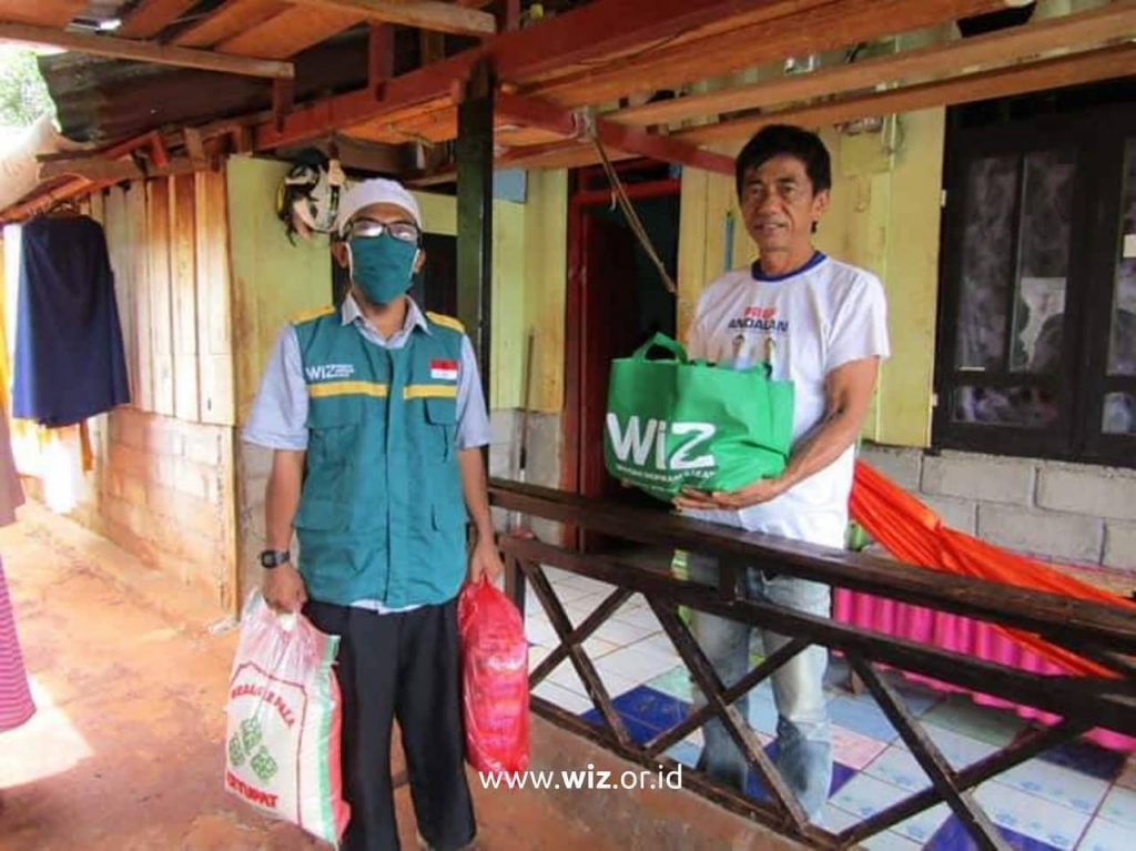 WIZ Luwu Timur menyerahkan paket sembako kepada warga dhuafa di Malili, Kabupaten Luwu Timur