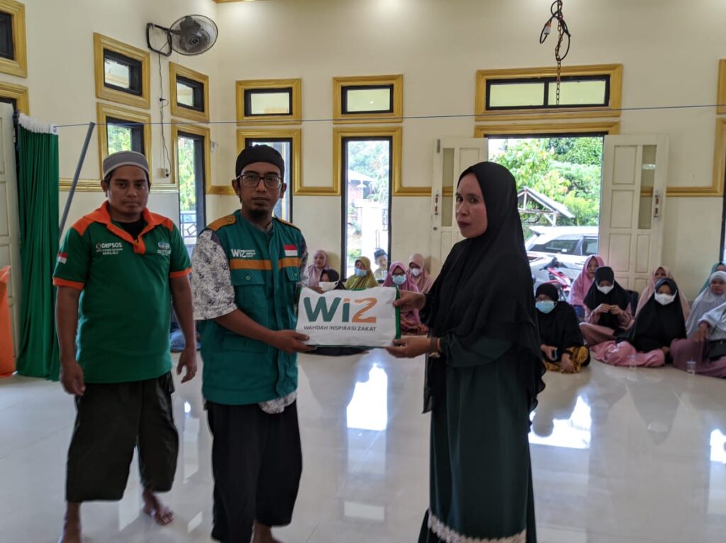 Penyerahan bantuan paket ibadah WIZ Luwu Timur kepada muallaf di Luwu Timur