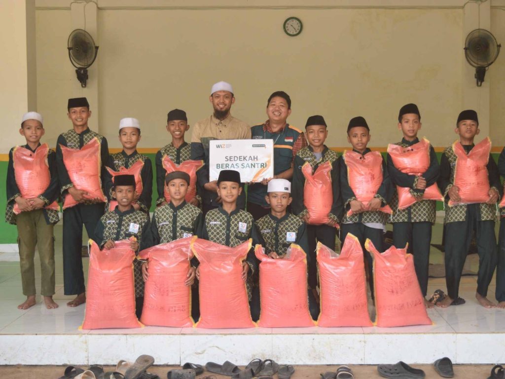 Santri menerima bantuan beras program pendidikan zakat WIZ, gambaran penyaluran untuk pesantren di Sulawesi Selatan