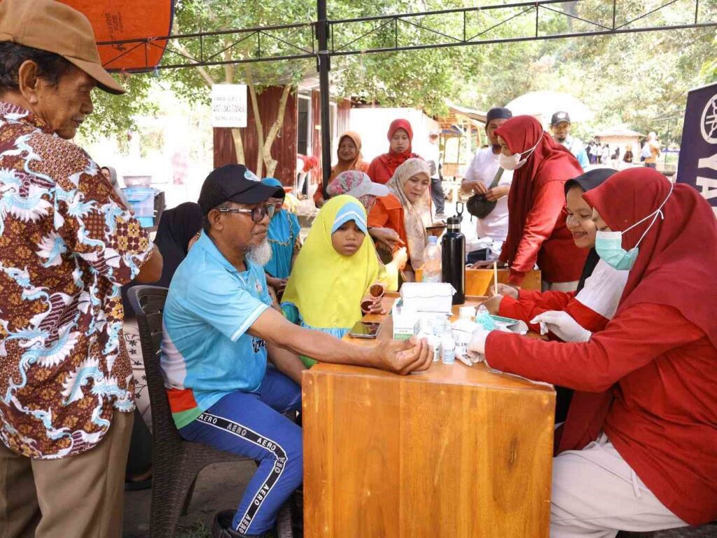 Layanan kesehatan duafa: khitanan massal dan pemeriksaan kesehatan gratis yang dibiayai zakat lewat program WIZ