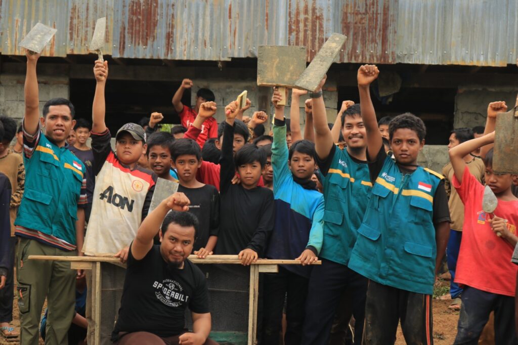 Santri Ponpes Darul Hijrah Angkona Luwu Timur bergotong royong membangun asrama saat kerja bakti relawan WIZ